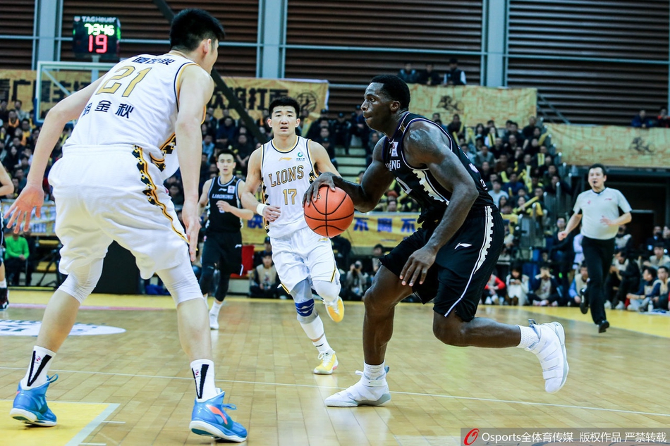 威尔斯在完成一次漂亮的进攻后，兴奋地挥拳怒吼，与队友激情庆祝这酣畅淋漓的胜利时刻。