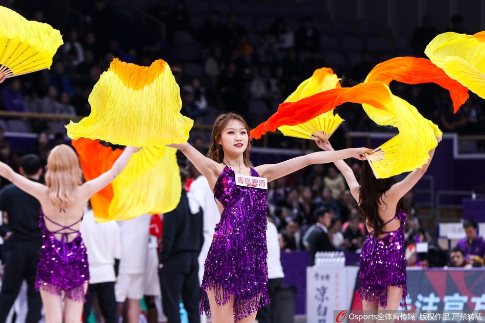 啦啦队少女们手持绢扇轻盈转身，水袖随扇影翻飞，宛如一幅流动的古代宫廷画卷。
