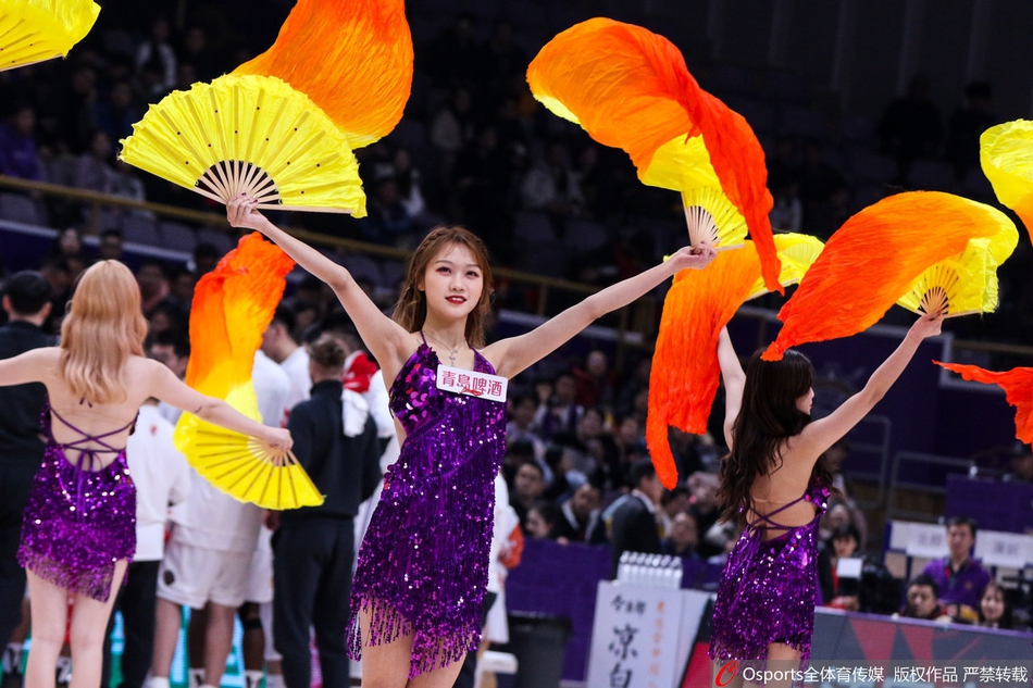 几位姑娘伴随着悠扬古乐舞动扇骨，身姿窈窕，将东方女性的柔美与球场的力量感完美交融。