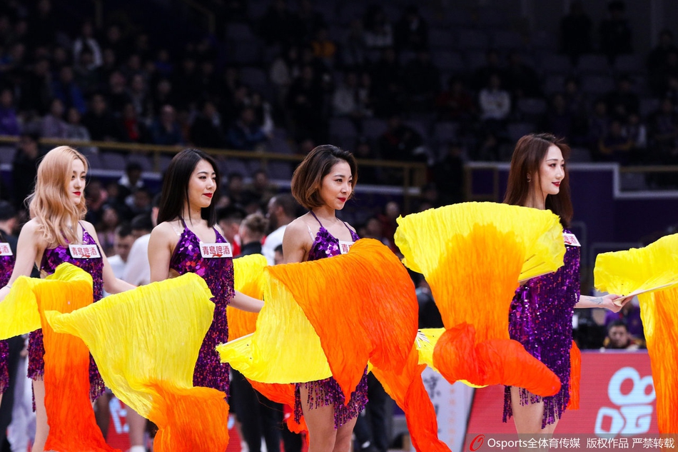 聚光灯下，篮球宝贝们整齐划一挥动彩扇，扇面开合间犹如盛开在赛场中央的绚烂花海。