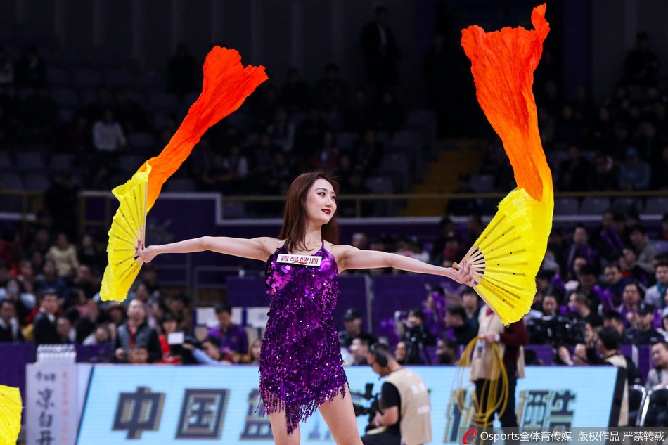 古典扇子舞的优雅与现代篮球的激情碰撞，啦啦队宝贝用曼妙舞姿讲述着不一样的赛场故事。