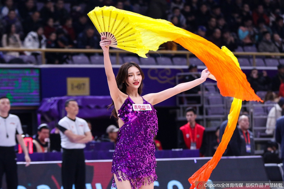 扇舞翩跹，衣袂飘飘，啦啦队成员们用极具中国风的舞蹈动作，为激烈的职业联赛按下柔美暂停键。