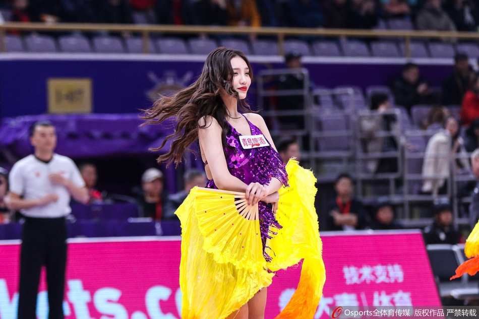指尖流转扇影重重，啦啦队的姑娘们在灯光下翩翩起舞，为拼搏的球员送上最具东方神韵的助威。