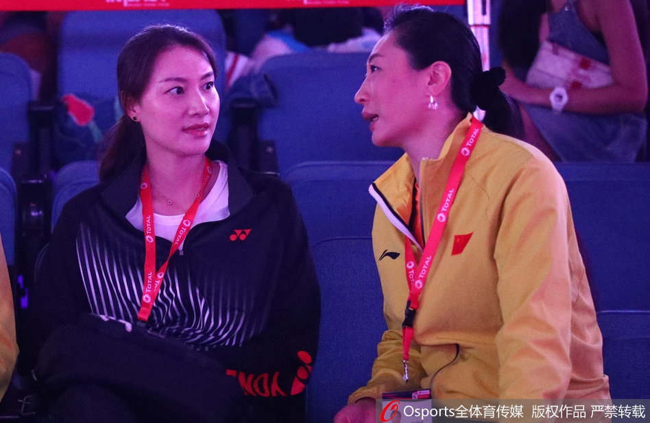 汤杯决赛谢杏芳张宁场边热聊