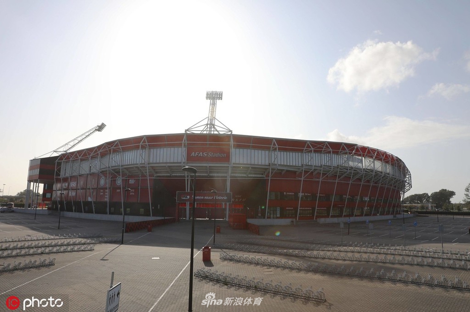 从球场外看，坍塌的看台区域形成了一个巨大的豁口，原本流畅的白色弧线建筑轮廓被生生打断，显露出内部黑色的空洞。