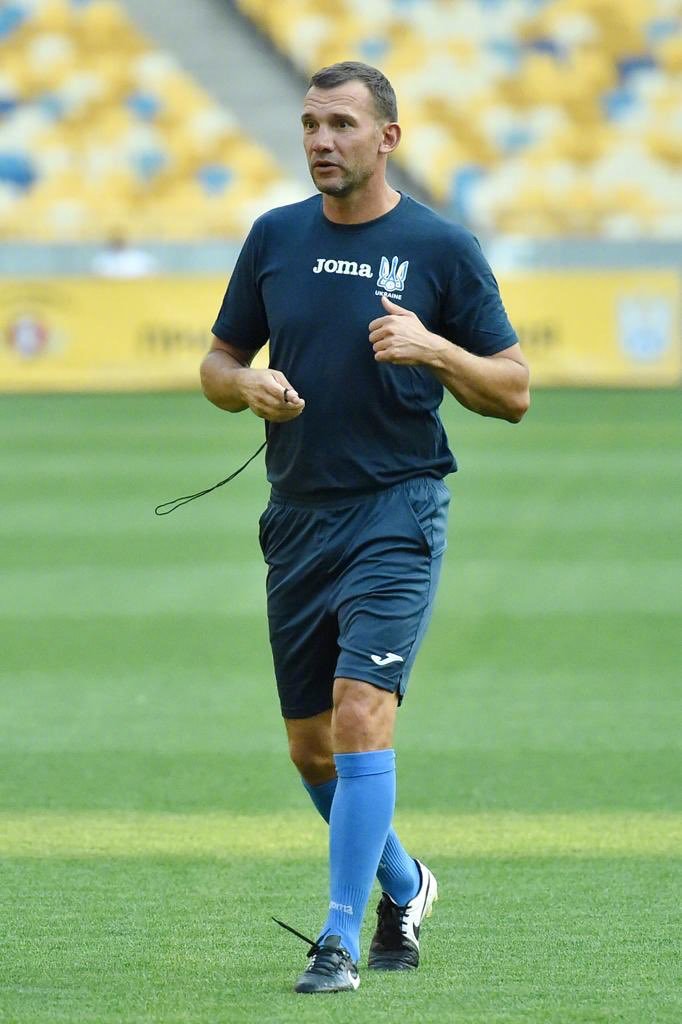 训练场上，舍甫琴科亲自为球员做示范，他精准的脚法和跑位依然不减当年，引得场边年轻球员们聚精会神地观看，眼中满是敬佩与学习的渴望。