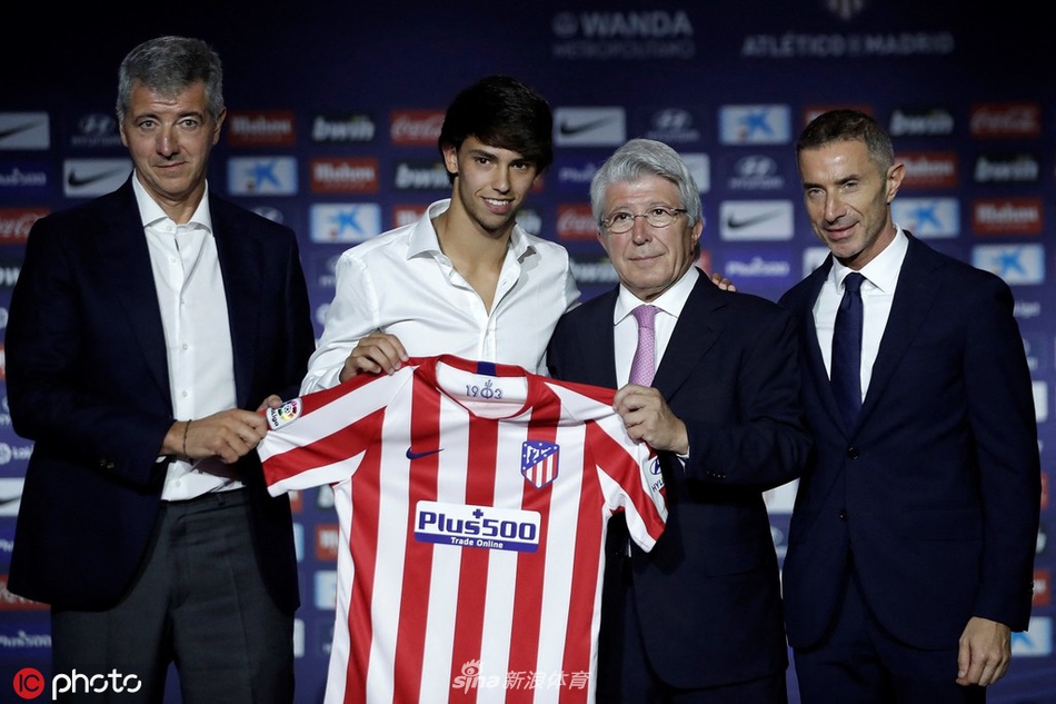 训练场上，菲利克斯专注地带球突破，他的脚下动作灵活迅速，展现出与年龄不符的沉稳和出色的控球天赋。