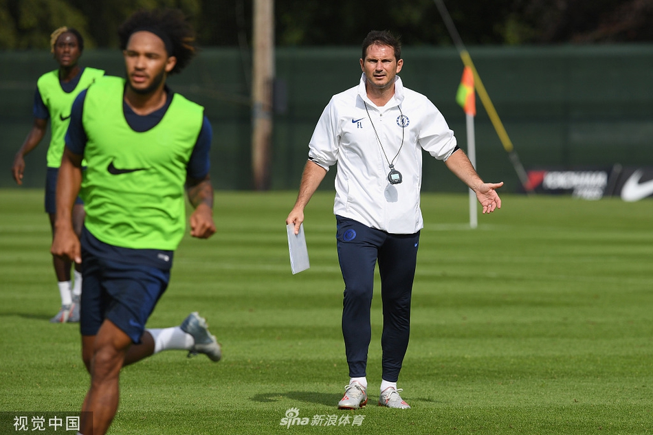 烈日下，兰帕德双手叉腰，神情专注地注视着场上的训练对抗，他的眼神里既有昔日中场大师的睿智，也充满了新手主帅的严厉与期待。