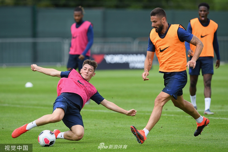 夕阳的余晖洒在训练场上，兰帕德独自站在场边，双臂环抱在胸前，凝视着远方，仿佛在思考着新赛季的蓝图，他的身影在光线下显得坚定而孤独。