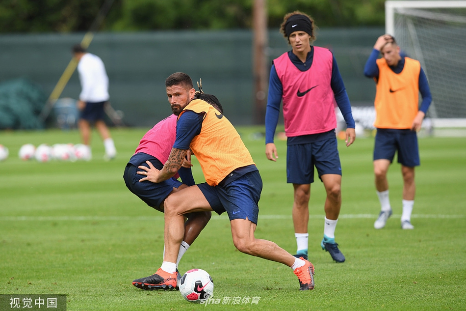 训练结束，队员们陆续离场，兰帕德却留在最后，他俯身捡起一个散落的训练背心，动作自然，仿佛这不是一位主教练，而仍是那个对俱乐部充满感情的弗兰克。