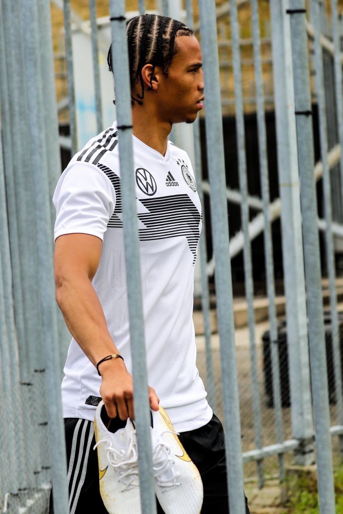 德国边锋萨内重返国家队，以一头精心编织的“小脏辫”造型亮相训练场，眼神专注，似乎要用全新的形象开启新的篇章。