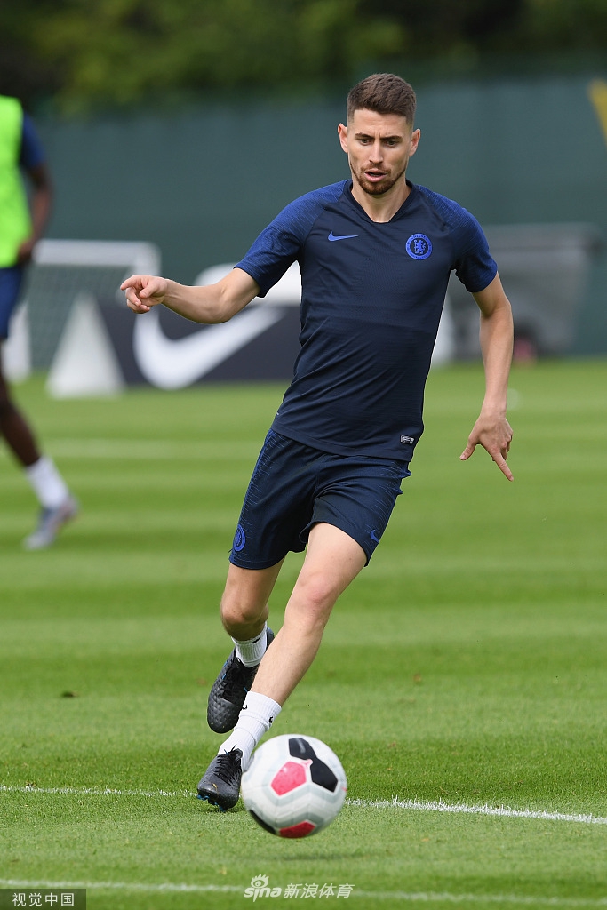 兰帕德亲自披挂上阵，在一个简短的对抗中，他面对年轻球员的防守，作势要传球却突然变向突破，虽然已脱下战袍，但脚下的技术依旧细腻灵动，引得场边工作人员会心一笑。