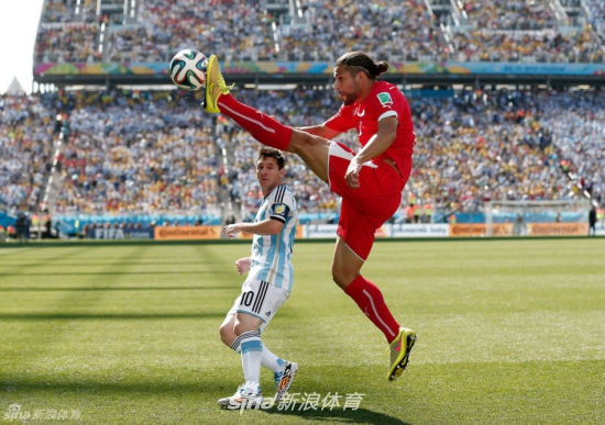 梅西与高大后卫同框时因视角原因显得十分矮小进一步引发关于其真实身高的讨论