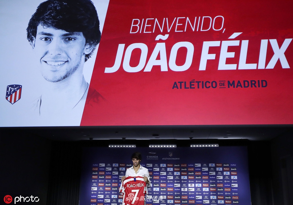 菲利克斯身披马竞7号战袍，在比赛中积极拼抢，他全神贯注，与防守球员展开激烈较量，展现出极强的求胜欲望。