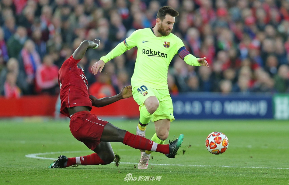 利物浦球员马内飞身铲抢巴萨球星梅西，身体在空中完全伸展，体现了比赛中极高的专注度和不惜体力的拼抢精神。