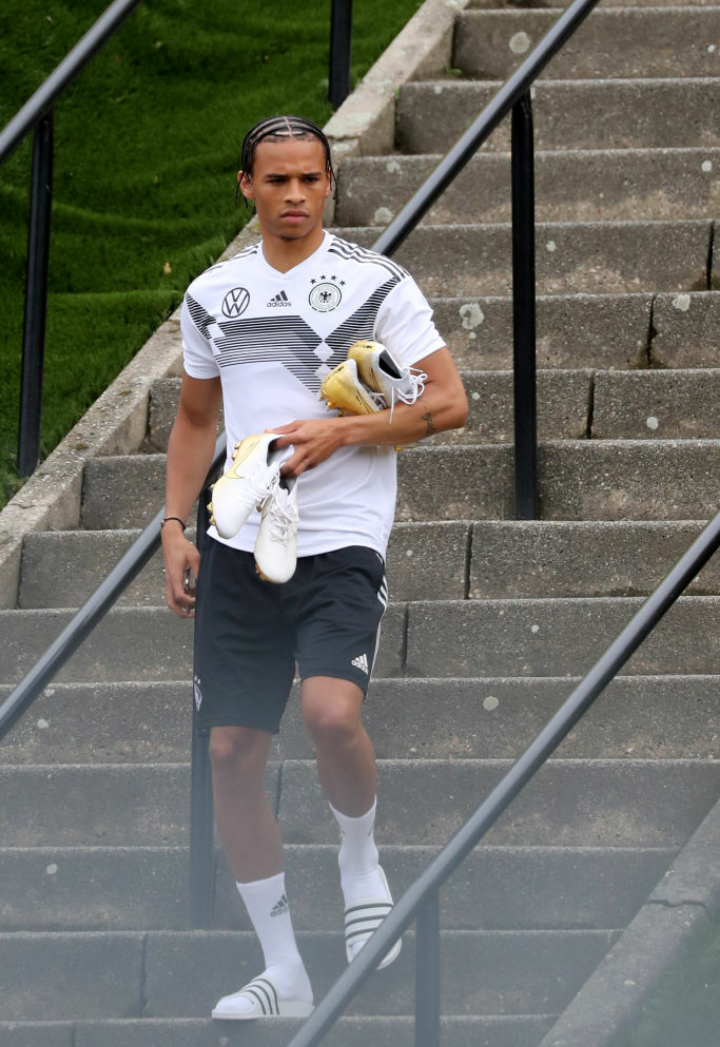 进球后的萨内与队友击掌庆祝，脸上的笑容灿烂如阳，那一根根紧贴头皮的小辫子，仿佛在诉说着他为这一瞬间所付出的所有努力与汗水。