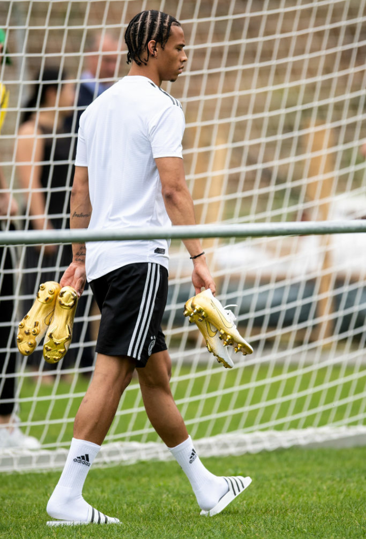 萨内专注地注视着远方的球门，他的小脏辫在阳光下泛着光泽，这个发型如今似乎已成为他回归国家队后，一种重新出发的无声宣言。