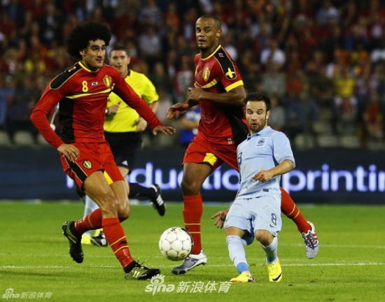 法国球星瓦尔布埃纳在队友身旁显得格外娇小宛如小矮人与巨人同框视觉差明显