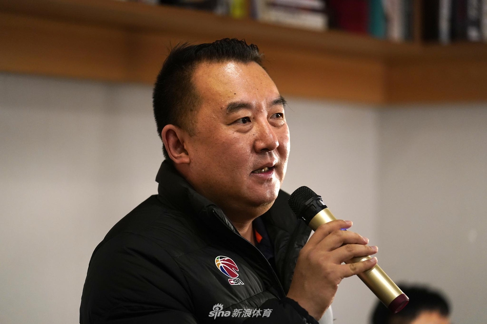 面对媒体长枪短炮的聚焦，姚明从容不迫地举起双手，做出一个解释的手势，脸上的表情严肃中透着一丝坚定，仿佛正在向公众阐述他对于国家队建设的宏大构想。