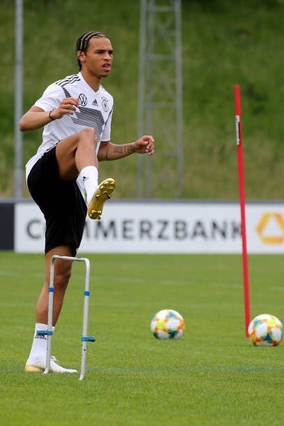 绿茵场上的萨内，脚下的足球仿佛有了生命，他那标志性的小脏辫在奔跑中随风轻摆，就像他充满变数的职业生涯，充满了动感与故事。