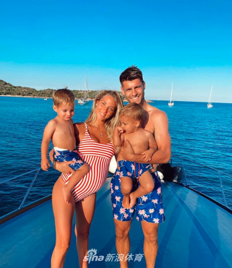 奥布拉克做出神奇扑救，身体完全横在空中，双手奋力将即将越过门线的足球拨出，他的眼神里写满了坚定和专注。