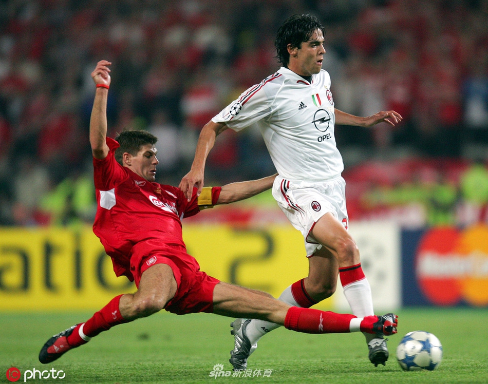 利物浦球员杰拉德飞身铲抢AC米兰球员卡卡，草屑飞溅，两人面部表情狰狞，这次关键的防守展现了红军铁血队长誓不言弃的斗志。