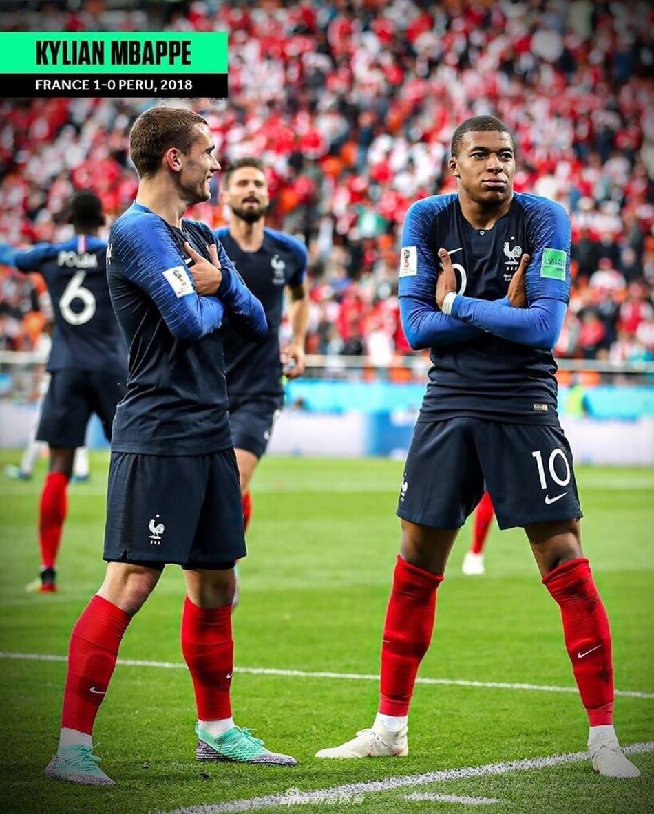 高瘦的克劳奇在进球后惟妙惟肖地模仿机器人舞，关节僵硬的动作充满喜感，逗乐全场。