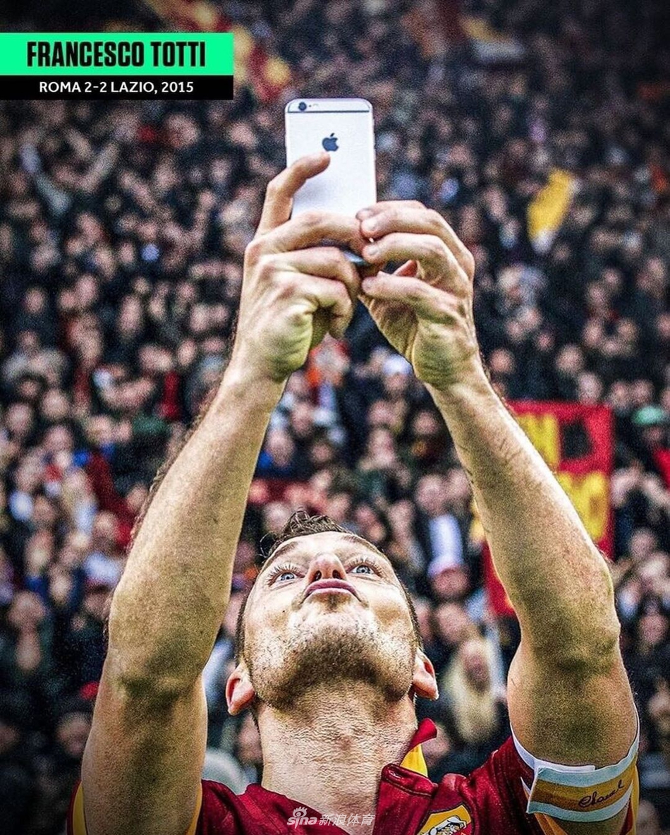 罗马王子托蒂面带微笑，与热情球迷进行自拍合影，亲切感溢出屏幕，记录下永恒的瞬间。