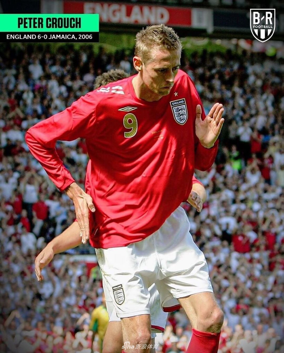 姆巴佩在滑跪后双手交叉抱于胸前，眼神坚定，酷劲十足，展现出新一代球王的霸气与自信。