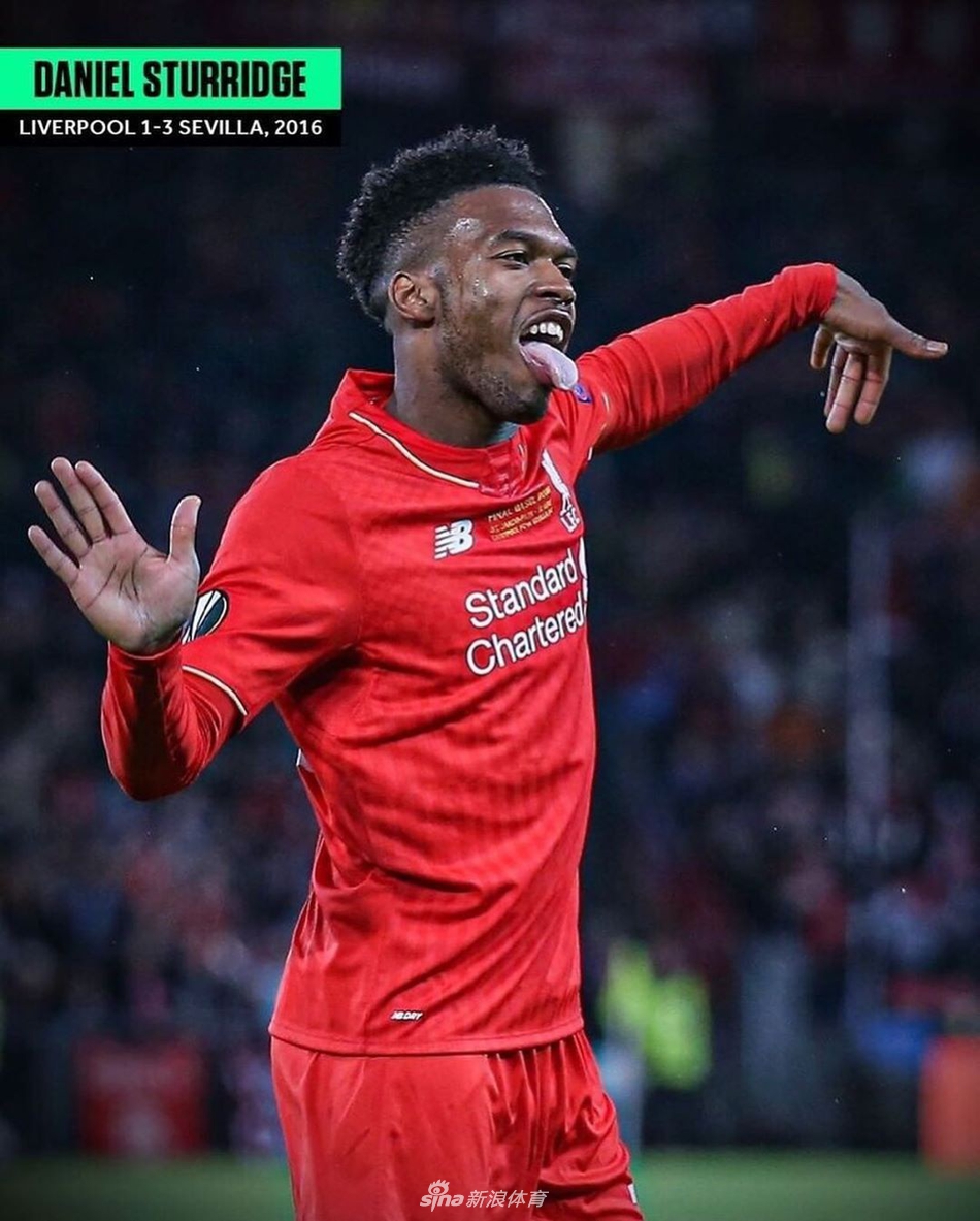 斯图里奇目光专注，手臂与身体协调摆动，仿佛机器人启动，正在执行进球庆祝的程序。