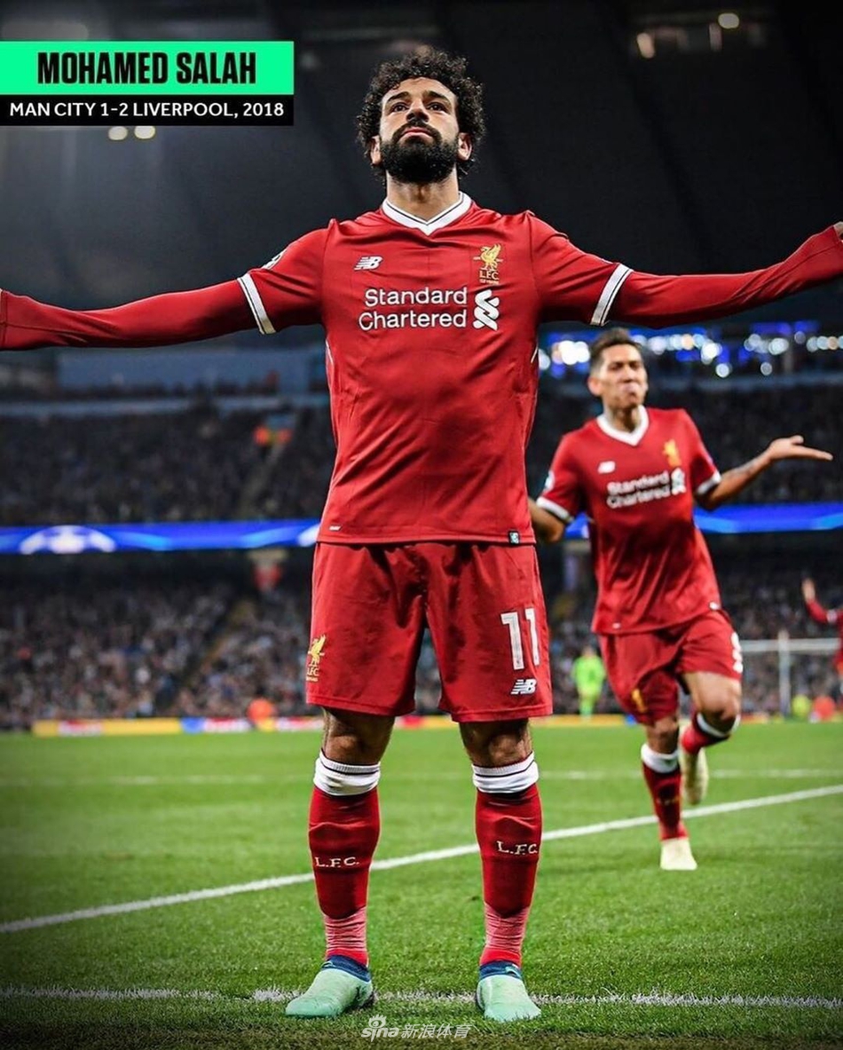 埃及法老萨拉赫张开双臂，如同雄鹰展翅，享受着全场球迷的顶礼膜拜，场面极具感染力。