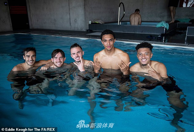 泳池中，几位英格兰队球员围成一圈，进行着轻松的有氧恢复训练，水花伴随着他们的笑声飞溅，气氛显得非常活跃。
