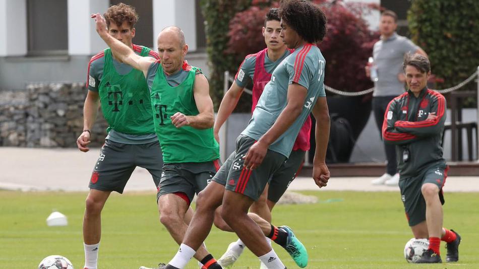 完成合练后，罗本独自加练，夕阳的余晖洒在他身上，那个即将在赛场上再度起舞的“小飞侠”身影，显得格外坚定而动人。