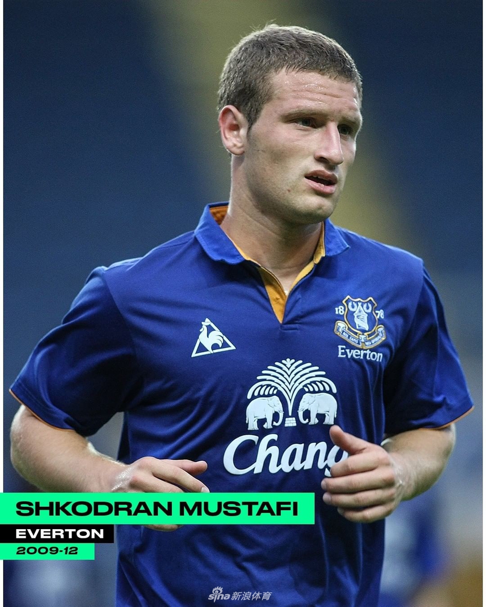 穆斯塔菲身披埃弗顿战袍在场上拼搏，年轻的德国后卫在古迪逊公园球场留下了他早期英伦足球的奋斗印记。