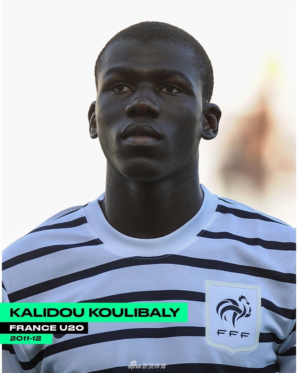 库利巴利身披法国U20国家队战袍，在U20世界杯赛场上专注控球，彼时的他与格列兹曼还是并肩作战的青年队队友。