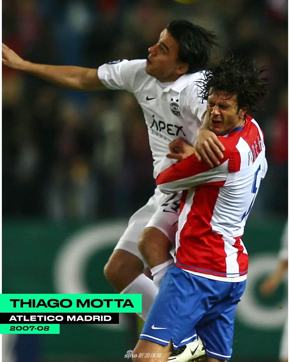 蒂亚戈-莫塔身披马竞战袍，在球场上眼神坚毅，仿佛诉说着那段被伤病侵袭的卡尔德隆岁月。