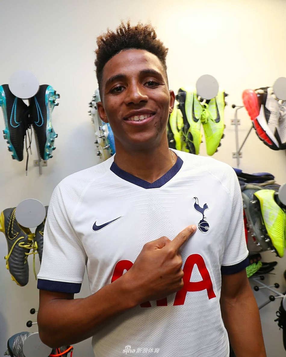 热德松·费尔南德斯身着热刺主场白色战袍，在新白鹿巷球场内亮相，脸上洋溢着灿烂而略带青涩的笑容，正式开启了英超征程。