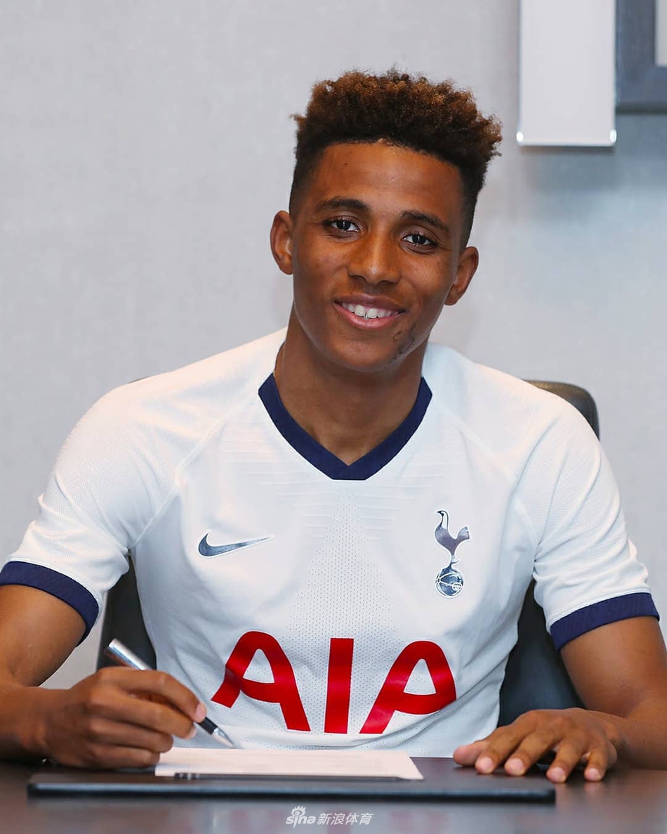 在官方定妆照拍摄中，热德松面对镜头略显羞涩，但当他双手紧握热刺围巾举过头顶时，那份对未来的憧憬与为球队全力以赴的决心，透过清澈的眼神展露无遗。