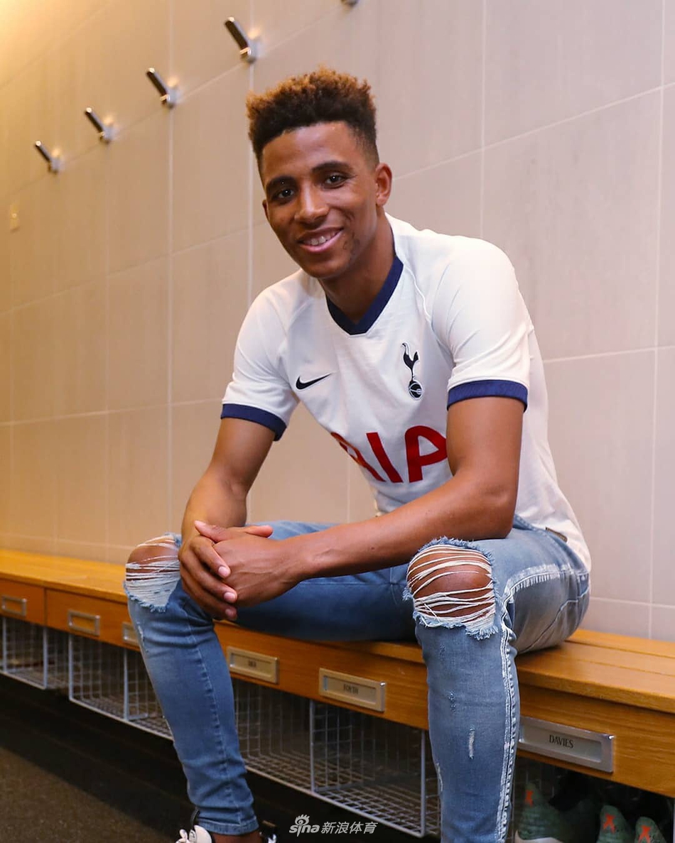 比赛日，热德松身披热刺30号球衣在球员通道内等待入场，他神情专注而平静，身旁是巨大的英超官方比赛用球，仿佛一位即将踏上战场的年轻骑士。