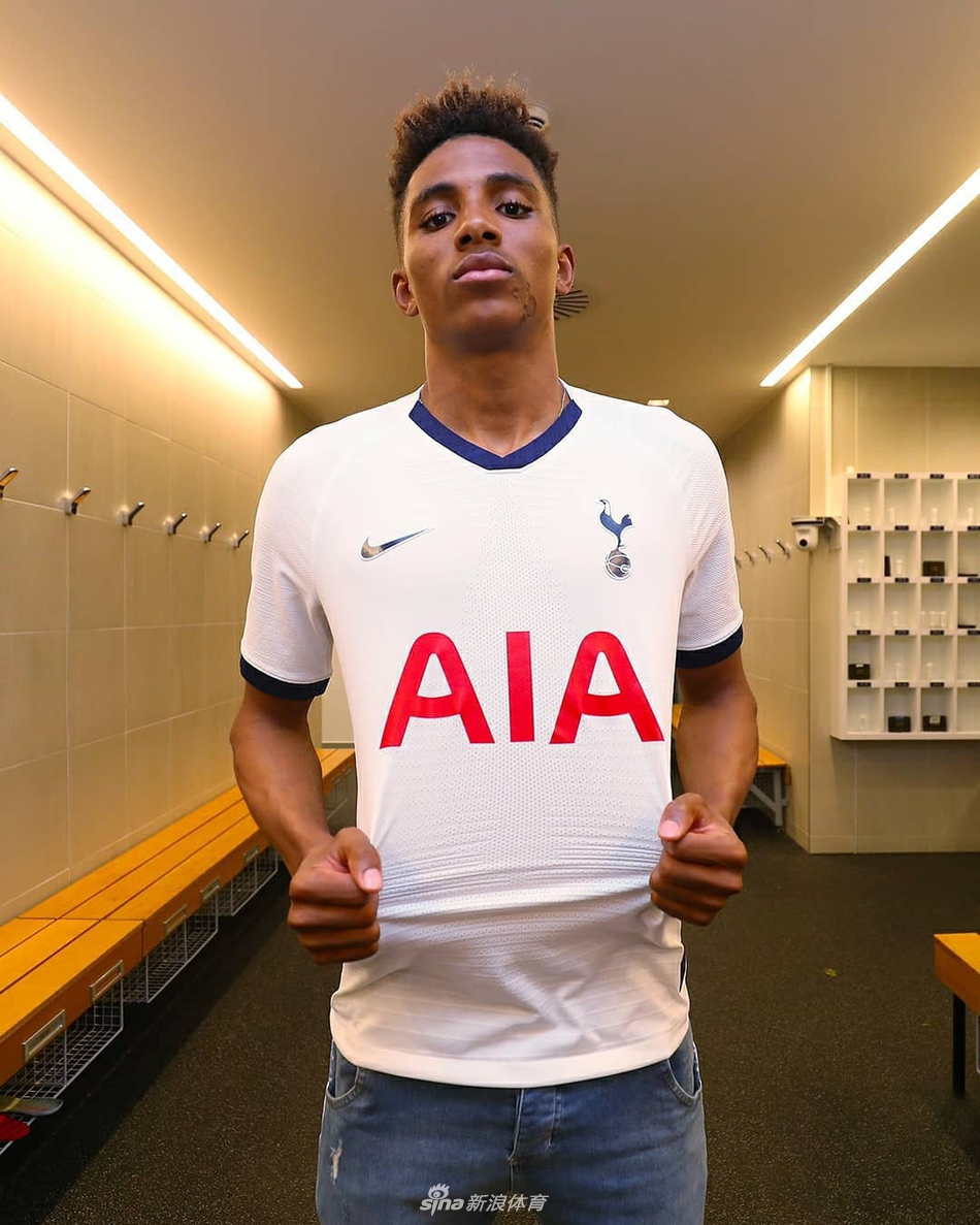 训练场上，热德松全神贯注地进行带球练习，眼神坚毅，穆里尼奥正站在不远处，双手插袋，以标志性的专注神情审视着这位新援的每一个动作。