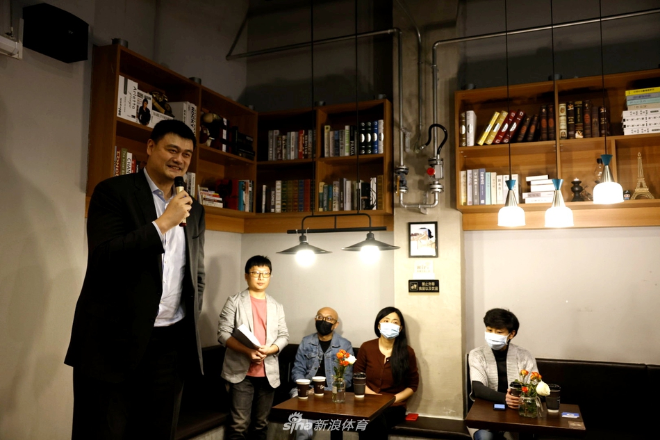 在活动休息间隙，姚明与现场媒体记者轻松交谈，他微微弯腰以适应对方的高度，亲和力十足，展现了篮协主席与媒体之间平等开放的沟通姿态。