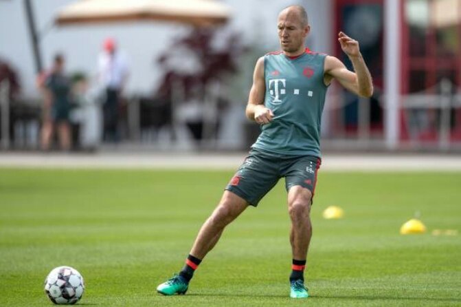 在慕尼黑的阳光下，罗本带着标志性的笑容完成合练，每一个变向跑动都仿佛在诉说着对球场的渴望。