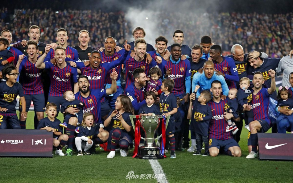 安菲尔德奇迹的缔造者们：利物浦众将围成一圈激情呐喊，绿茵场上回荡着永不言弃的誓言