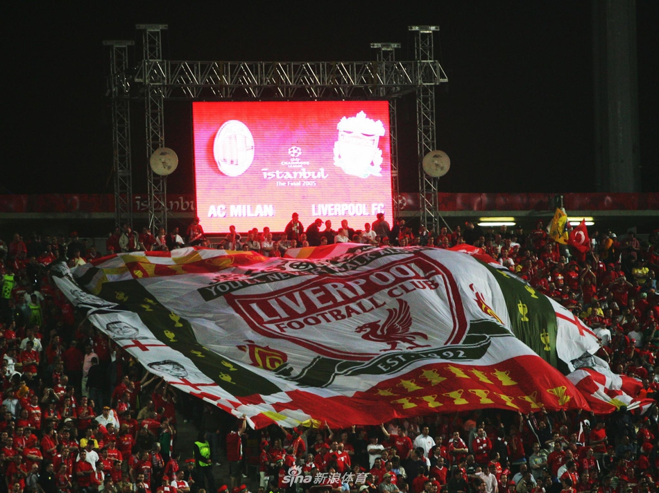 利物浦主帅克洛普与老将米尔纳紧紧拥抱庆祝，米尔纳眼含热泪，克洛普则面带笑容但眼神坚定，传递着信任与狂喜。