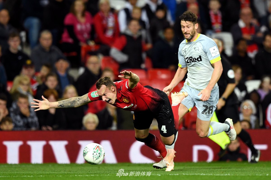 本泽马留着标志性的蓬蓬爆炸头在球场上奔跑时头发如弹簧般跳动成为独特风景线