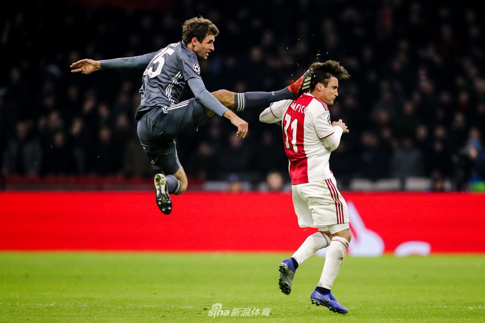 马拉多纳经典连过六人瞬间画面中他周围全是防守球员视觉冲击力极强仿佛以一敌众