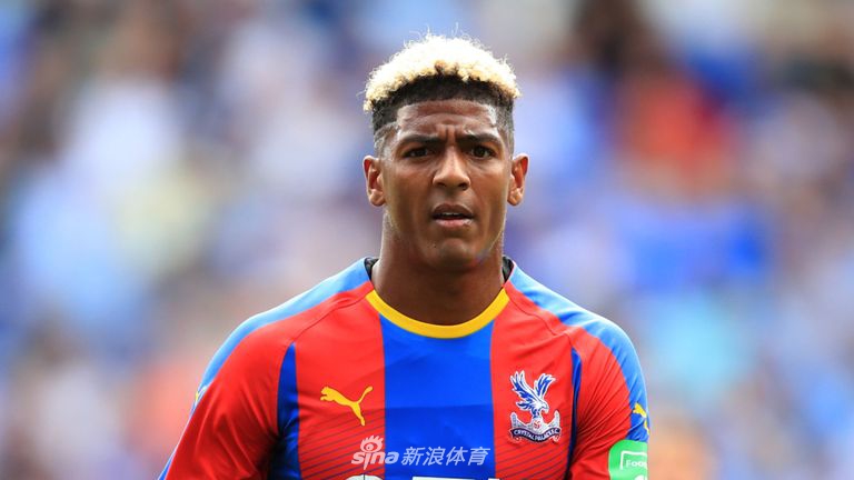 富勒姆门将塞尔吉奥-里科弃门出击，他张开双臂扩大防守面积，脸上的表情充满决绝与专注，犹如一名冲出禁区的守城卫士，用速度化解了一次单刀危机。