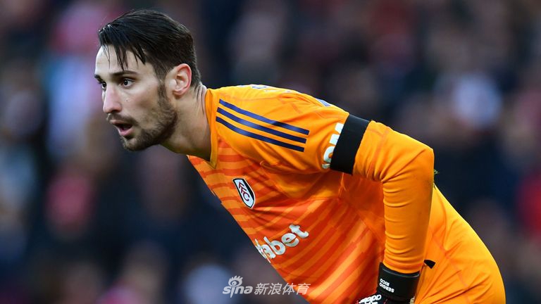 费利佩-安德森正在边路施展他的过人绝技，皮球仿佛黏在他脚下，而他正准备用一次爆发式的加速，将身旁的防守球员彻底甩在身后，场面充满了桑巴足球的灵动与犀利。