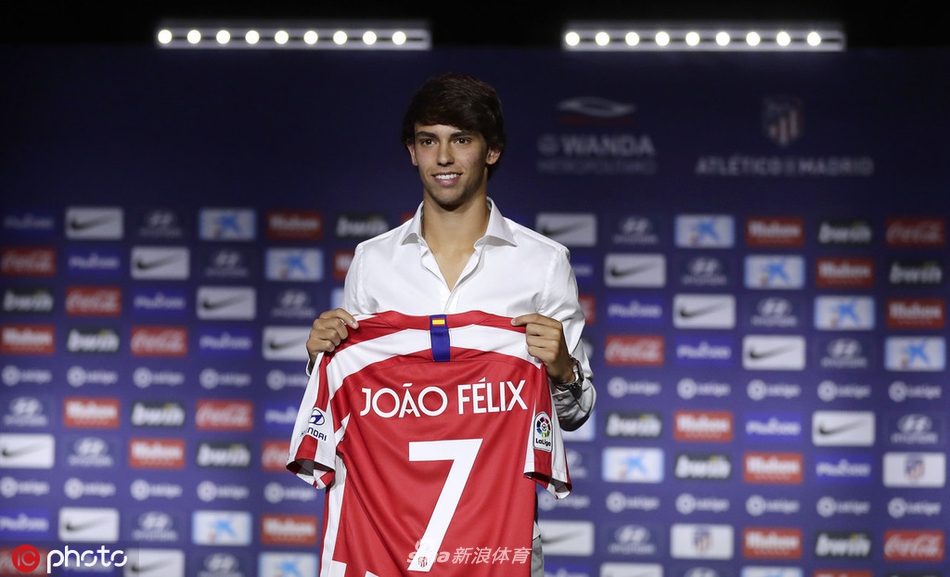 年轻的葡萄牙球星菲利克斯面带微笑，在亮相仪式上向热情的马德里竞技球迷挥手致意，眼神中充满了对未来的期待。