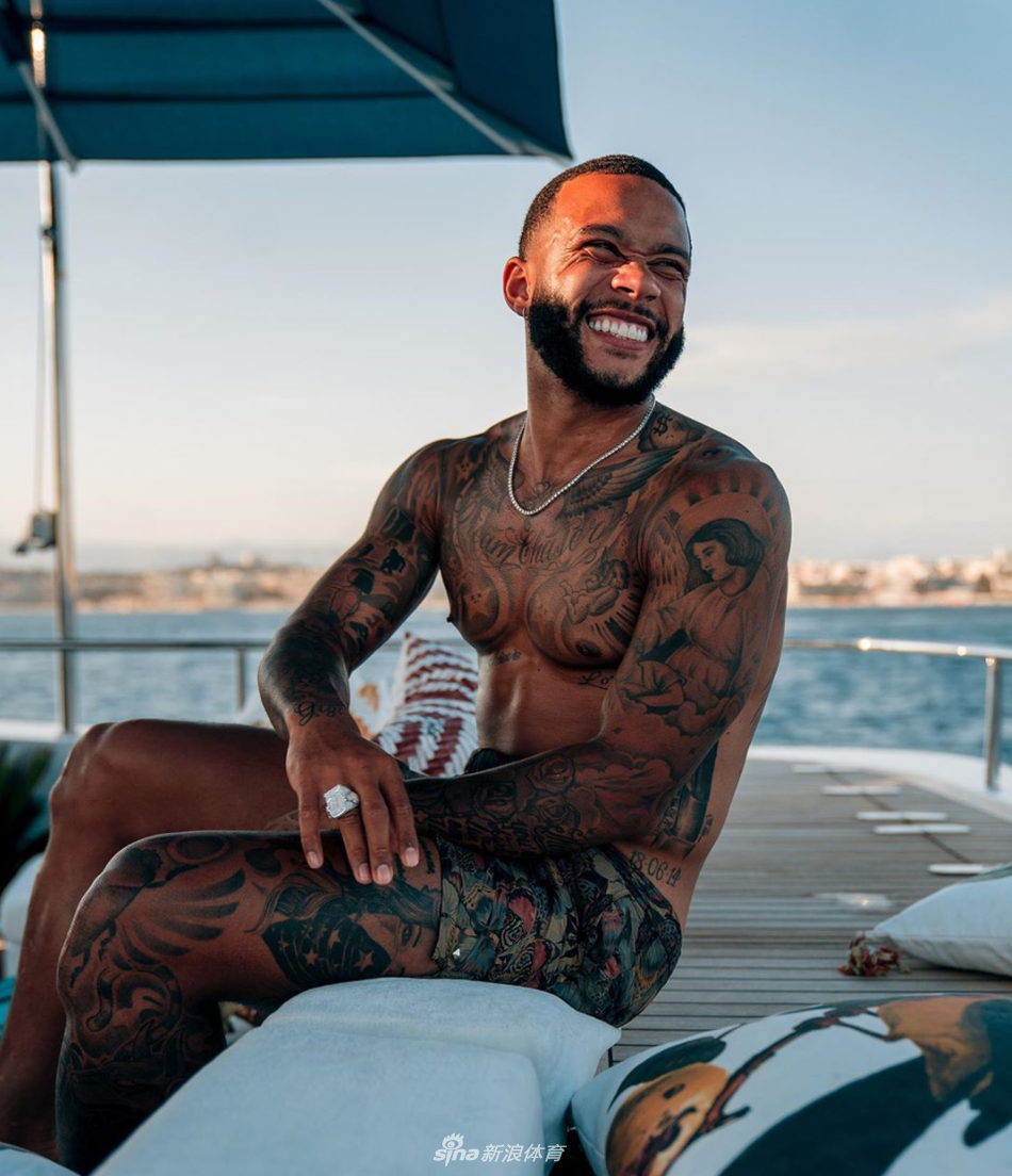 比达尔在争顶头球，他高高跃起，身体在空中完全舒展，如同翱翔的雄鹰，眼神紧盯皮球的轨迹。